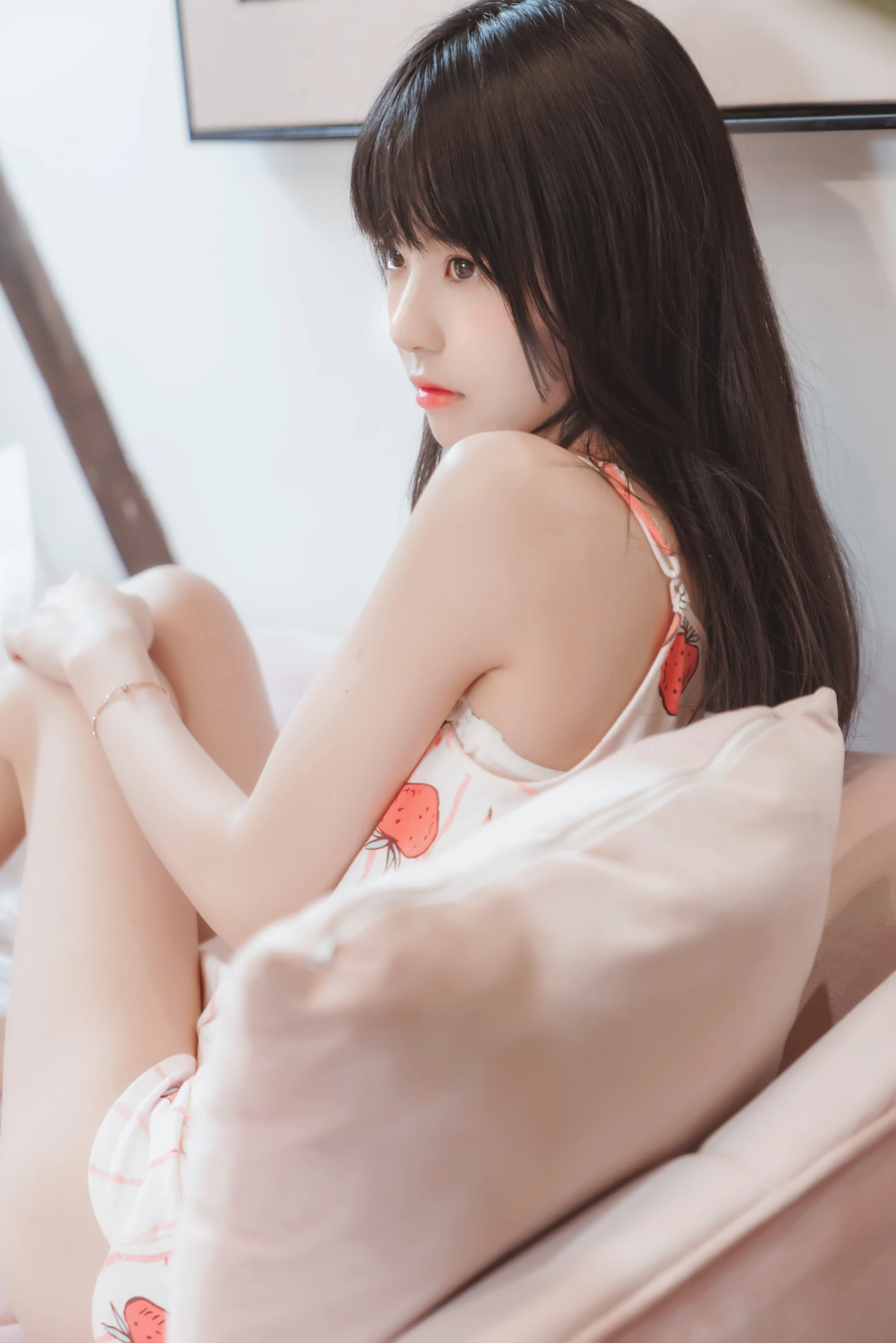桜桃喵---甜甜之唇边小草莓-[13P-89MB]